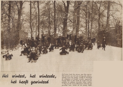 874691 Afbeelding van een grote groep kinderen, die met sleetjes een helling afglijden op het Lucasbolwerk te Utrecht.